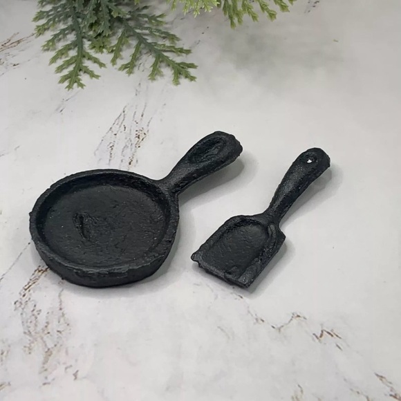 Vintage Mini Small Cast Iron Skillet And Spatula Dollhouse Miniatures • 6/5 - Picture 1 of 10